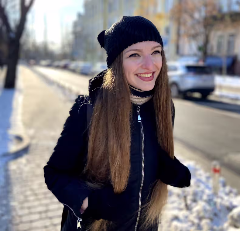 live photo of Alina M. web designer