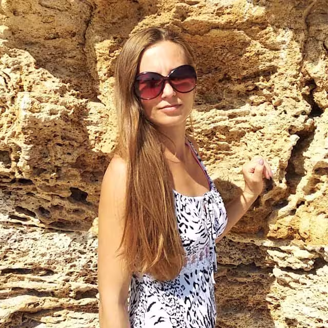 live photo of Lilia M. web designer VibeStyle